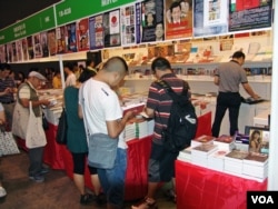 明镜公司出版禁书多,读者中有不少大陆客