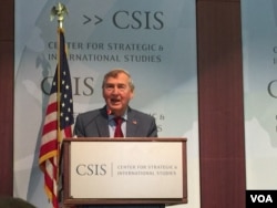 美国哈佛大学教授埃里森在辩论会上(美国之音莉雅拍摄)