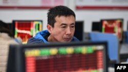 资料照片:中国安徽省阜阳县的股民在观看股票情况。(2024年1月17日)