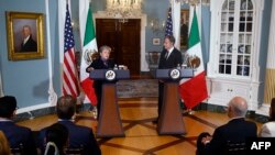 2023年8月10日,美国国务卿安东尼·布林肯(右)在首都华盛顿听取墨西哥外交部长艾丽西亚·巴尔塞纳对媒体的讲话。(法新社)