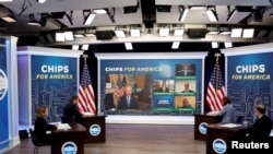 美国总统拜登2022年7月25日与工商界领导人讨论制定《芯片与科学法案》。(路透社)