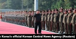 朝鲜领导人金正恩视察陆军第二军团司令部。(2024年10月17日)