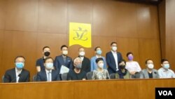 香港22名民主派立法会议员8月12日发表联合声明表示,中国人大决定现届立法会将延任”不少于一年”,是白纸黑字与《基本法》第69条”每届任期四年”的规定相违背。 (美国之音汤/惠芸摄)