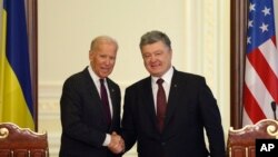 На фото: Байден та Порошенко у січні 2017-го року