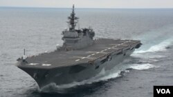 目前能搭载14艘直升机的“出云号”被中国等称为准航母 (日本海上自卫队档案图片)