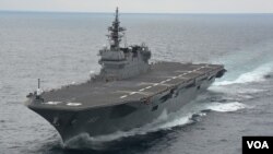 目前能搭载14艘直升机的“出云号”被中国等称为准航母 (日本海上自卫队档案图片)