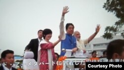 日本首相官邸周四公开了安倍在印度两天来到处受欢迎的录像。（美国之音驻东京特约记者歌篮提供）