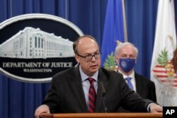 资料照片:时任司法部代理助理部长的克拉克在司法部的一次记者会上讲话。(2020年10月21日)