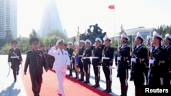 苗华(右)2019年10月15日出访朝鲜,检阅朝鲜仪仗队。