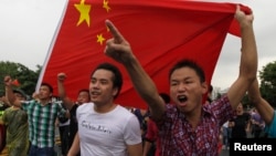 资料照:中国广东省深圳市的抗议者手举中国旗帜参加反日集会(2012年8月19日)