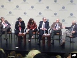 随同尼克松到中国采访的美国记者(从左到右:前华尔街日报记者、齐迈可、会议主持人--美国和平研究所执行副总、尼克松的scheduler日程秘书、前华盛顿邮报记者卡诺、前CBS记者卡尔布)