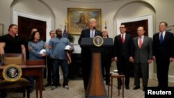 美国副总统彭斯、财政部长姆努钦(右三)、商务部长罗斯(右二)和美国贸易代表莱特希泽(右一)参加了川普总统在白宫签署征收钢铝关税宣言的仪式(2018年3月8日)。其中财政部长姆努钦、商务部长罗斯和美国贸易代表莱特希泽定于5月3号启程前往中国访问。