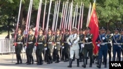 在人民大会堂前接受习近平检阅的解放军(美国之音东方拍摄)