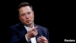 资料照片:在法国巴黎凡尔赛门展览中心,SpaceX和特斯拉公司首席执行官兼X公司(前身为 Twitter)所有者埃隆·马斯克(Elon Musk)在出席有关创新和初创企业的Viva Technology会议。 (2023年6月16日)