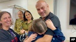 2023年11月26日星期日,被释放的人质希拉·罗特姆-肖沙尼在以色列与她的叔叔团聚。 (以色列陆军提供图片,美联社转发)