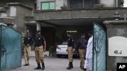 记者们8月13日在被绑架美国人沃伦.温斯坦的住所外