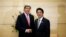 美国国务卿约翰•克里与日本首相安倍晋三在东京首相官邸会面。（2013年4月15日资料照）