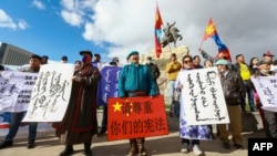 蒙古人在首都乌兰巴托集会抗议中国当局在内蒙古实行双语教学政策。(2020年9月15日)