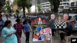 Індійський вчитель мистецтва Сагар Камблі малює на тротуарі в Мумбаї на знак пам’яті про жертв війни Росії проти України. AP Photo/Rajanish Kakade