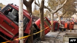 2013年11月22日,青岛输油管爆炸后,受损的车辆倒在一条街上。