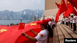 资料照:中国国庆日在香港的亲北京人士挥舞中国国旗。(2021年9月28日)