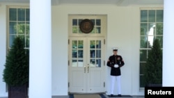 一名海军陆战队员守卫在白宫西翼门外,显示特朗普总统在椭圆形办公室。(2020年10月7日)