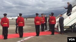 美国国务卿克里飞抵地拉那,正走下飞机。摄于2016年2月14日