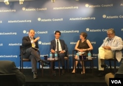 OECE拉美加勒比部门主任梅尔吉索(左二)与美贸易代表办公室前中国问题顾问雷明(左三)在大西洋理事会(美国之音叶林拍摄)