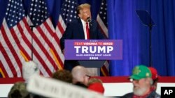 2024年3月2日星期六,共和党总统候选人、前总统唐纳德·特朗普在维吉尼亚州里士满举行的竞选集会上发表讲话。(美联社)