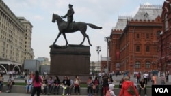 莫斯科红场旁朱可夫将军塑像下的中国游客。(美国之音白桦拍摄)