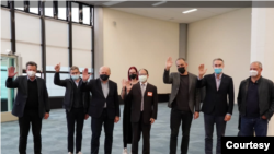 台湾外交部高级官员2021年11月3日与到访的欧洲议会代表团合影(台湾外交部照片)