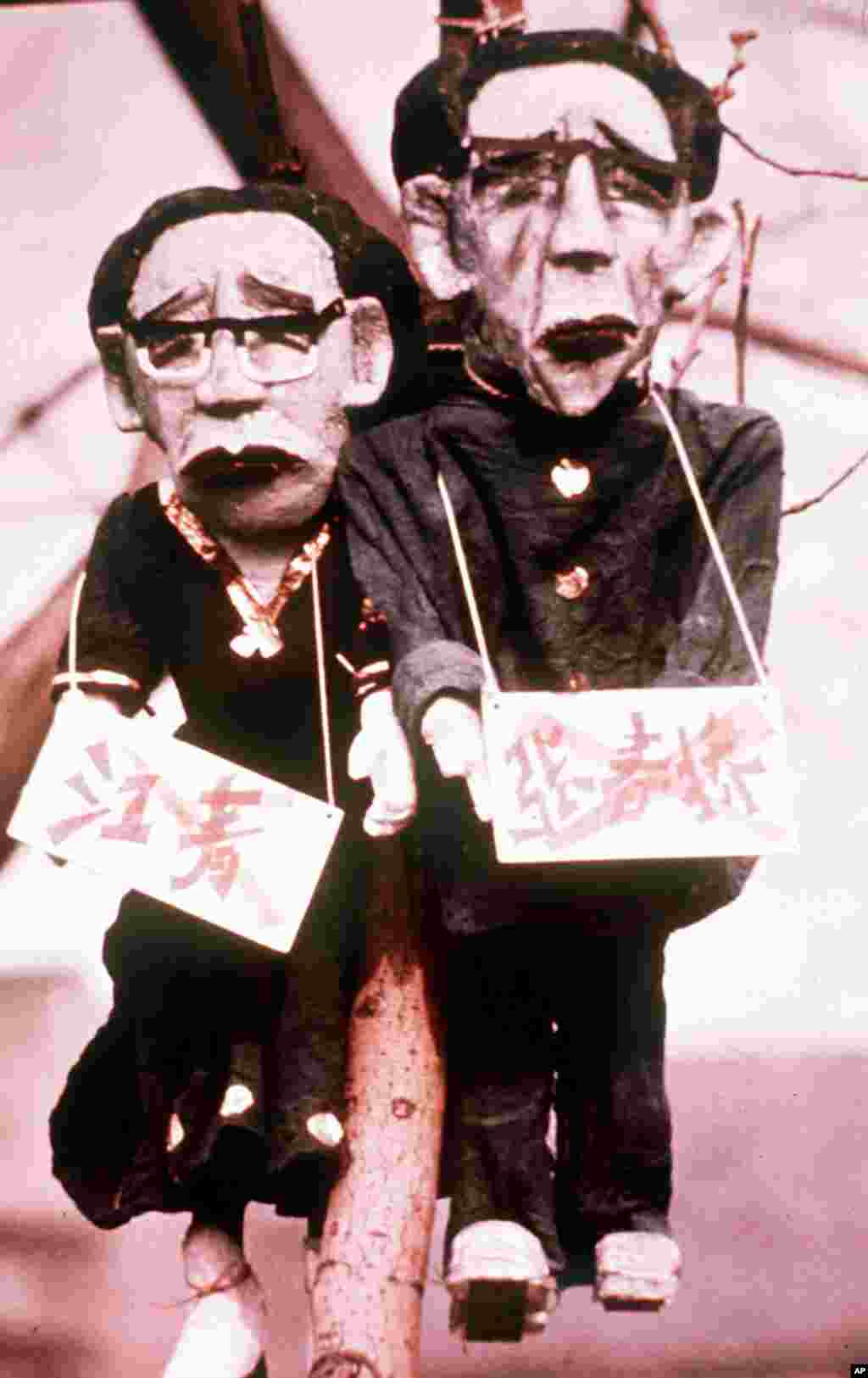 1977年4月,北京天安门广场的树上挂着丑化了的江青和张春桥的漫画像。由于江青而在文革中大红特红的革命样板戏《红色娘子军》,也由于江青被关押而一度被打入冷宫