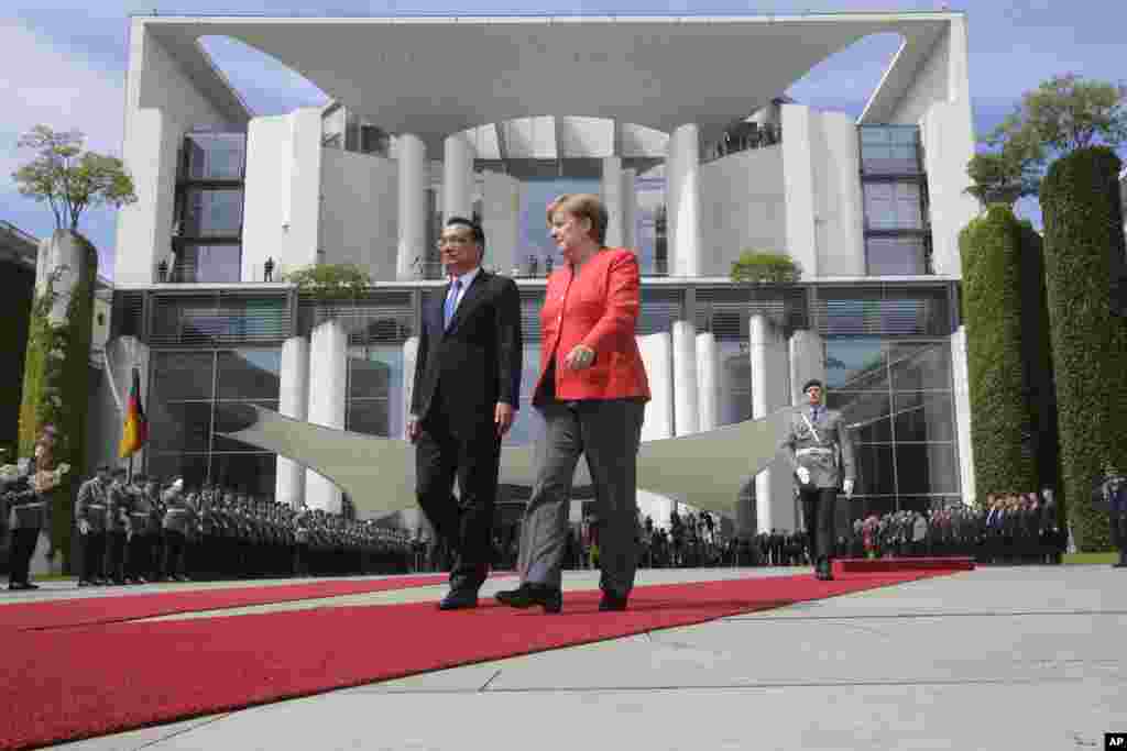 德国总理安格拉·默克尔在总理府前面欢迎中国总理李克强(2018年7月9日)。默克尔在刘霞获得出国自由方面发挥了重要作用。默克尔同李克强再次谈及中国人权和非政府组织等问题。李克强说,中国人权状况已有明显改善,中方将继续推进这种趋势。2018年5月默克尔访华,也谈及人权个案。李克强会后在回应媒体有关刘霞提问时称,愿意"就个案进行对话"。