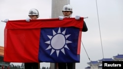 台湾士兵在台北中正纪念堂前举行升旗仪式。(2019年1月22日)