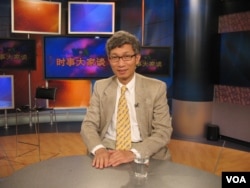 美国加州克莱蒙特•麦克纳学院教授裴敏欣参加美国之音节目(2010年1月2日,美国之音拍摄)