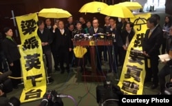 多名泛民主派立法会议员撑起黄伞并高举标语离场,公民党党魁梁家杰(发言者)表示,抗议梁振英施政报告没有提及真普选诉求。(图片由公民党提供)