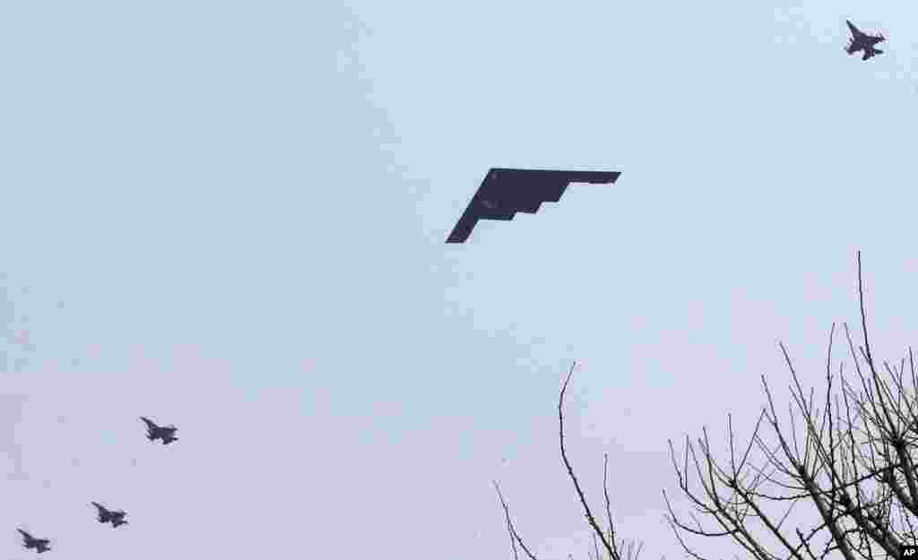 2013年3月28日,一架美国空军B-2隐形轰炸机从韩国首都首尔以南的平泽乌山美国空军基地附近上空飞过。