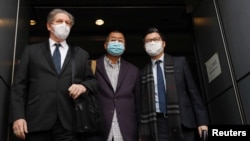 2020年2月28日早上壹传媒创办人黎智英(中)被香港警方拘捕并带往警署调查,图为黎智英离开警署情形。