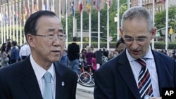 ကုလသမဂ္ဂအတွင်းရေးမှူးချုပ်ရဲ့ ပြောရေးဆိုခွင့်ရှိသူ Martin Nesirky (ယာဘက်၊)