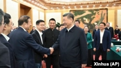 2025年2月17日,中国国家主席习近平在北京出席民营企业座谈会时与民营企业家代表握手。