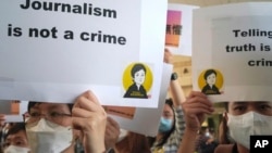 资料照片:香港一家法庭外面举行的新闻自由集会。(2021年4月22日)