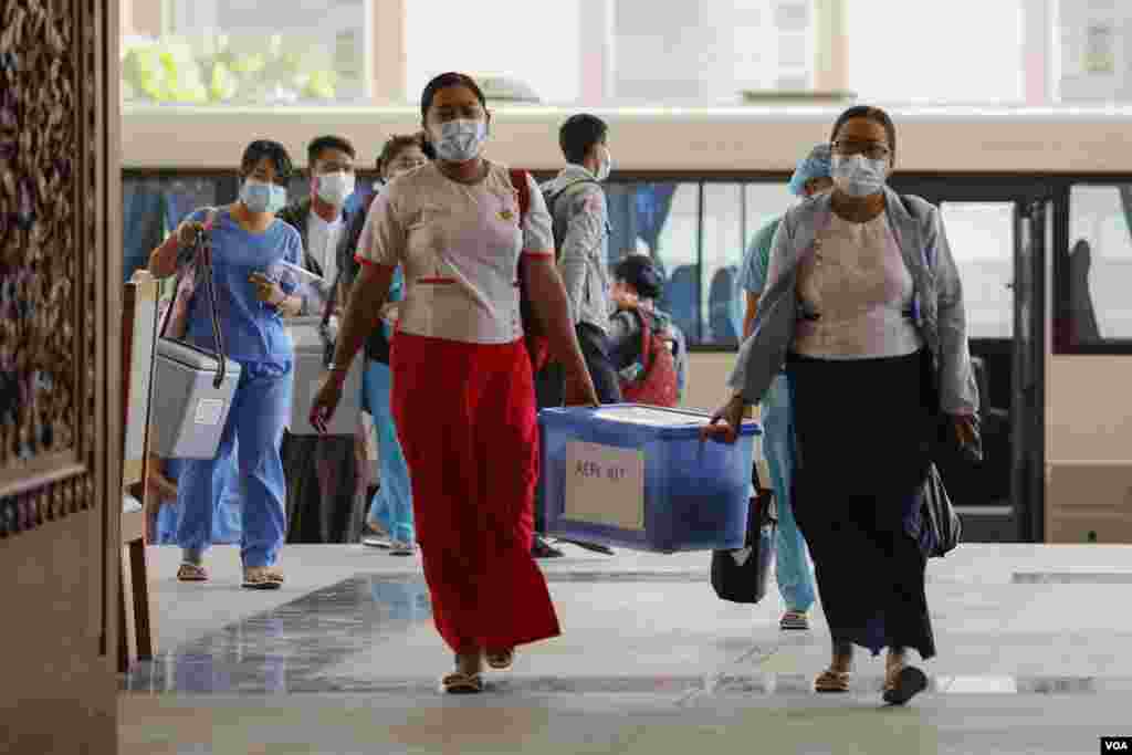 တတိယအကြိမ် လွှတ်တော် တက်ရောက်မည့် ပြည်သူ့လွှတ်တော် ကိုယ်စားလှယ်များကို COVID ကာကွယ်ဆေး စတင် ထိုးနှံသည့် မြင်ကွင်း။ (ဇန်နဝါရီ ၂၉၊ ၂၀၂၁)