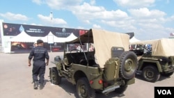 美国二战中曾援助苏联大量吉普车。莫斯科去年夏季的武器展。(美国之音白桦拍摄)