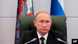 Seorang pria berlatih 'sunglap' (juggling) di Manila, Filipina.