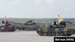 2014年在莫斯科郊外举行的军事比赛坦克项目的比赛中,俄罗斯、中国和印度军人分别乘坐坦克。(美国之音白桦摄)