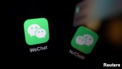 资料照片:一部手机屏幕上映射的微信海外版WeChat标识。(2020年9月19日)