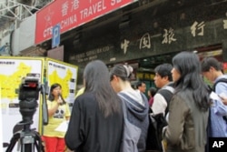 小组发言人麦燕庭(左一)