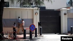 前美国驻成都总领馆大门外的领馆标牌被遮挡住。（2020年7月27日）