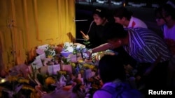 河南郑州市民在地铁5号线站台前给洪灾死难者献花并用手机拍摄。(2021年7月26日)