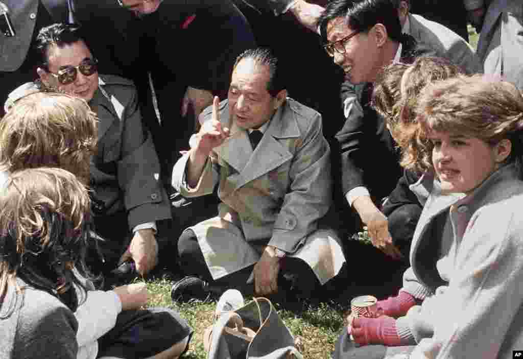 1986年6月10日,中国共产党领导人胡耀邦在英国莎士比亚的出生地同英国女学生坐在草地上交谈,他询问女生对中国的了解。胡耀邦访问英国,从伦敦驱车200多公里去拜访文学巨匠莎士比亚的故居,而没有到伦敦海格特公墓拜谒马克思,这引起中共左派不满。此前,1985年赵紫阳访问英国,也没拜谒马克思墓,但华国锋和江泽民去过。